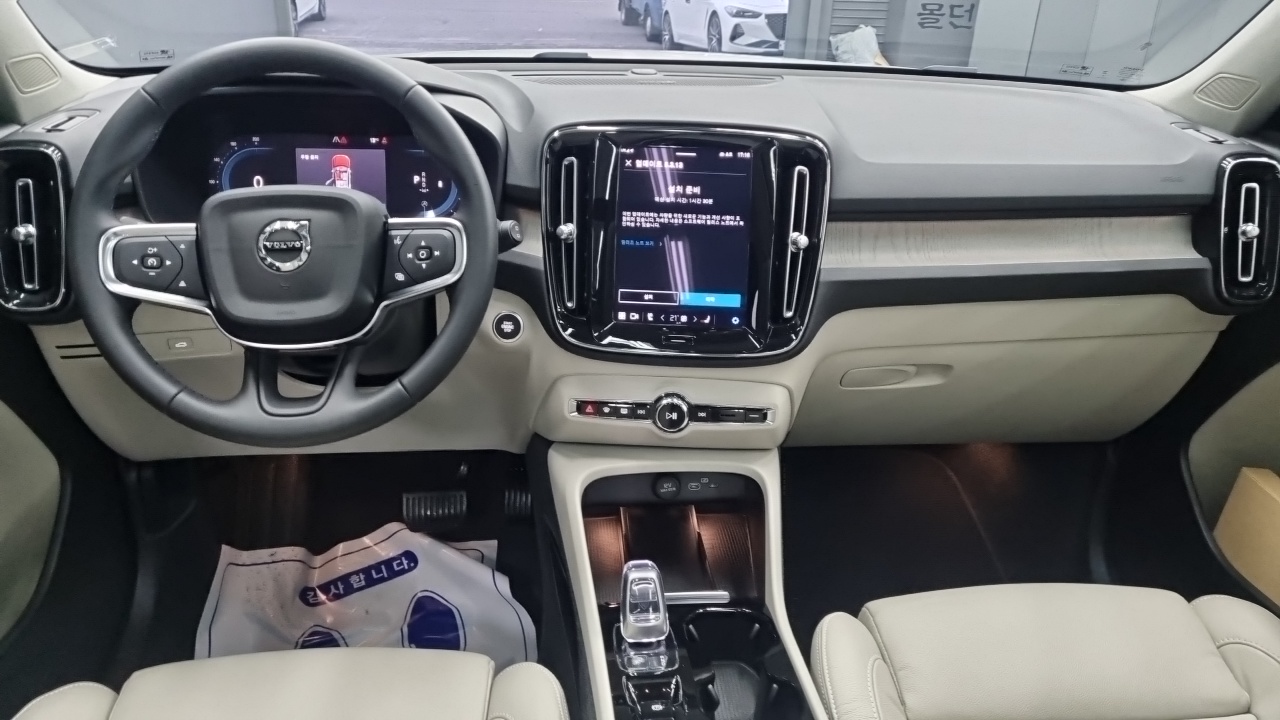 Volvo XC40 B4 Ultimate Bright 2023 — фото 7