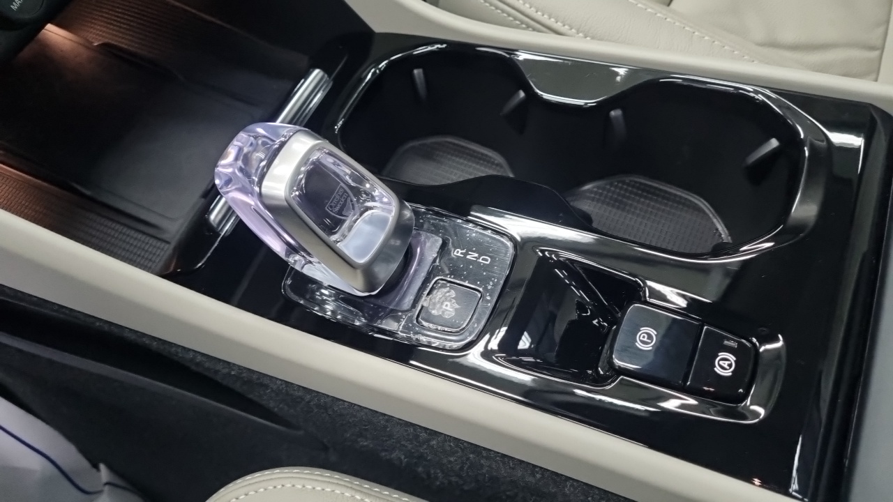 Volvo XC40 B4 Ultimate Bright 2023 — фото 9