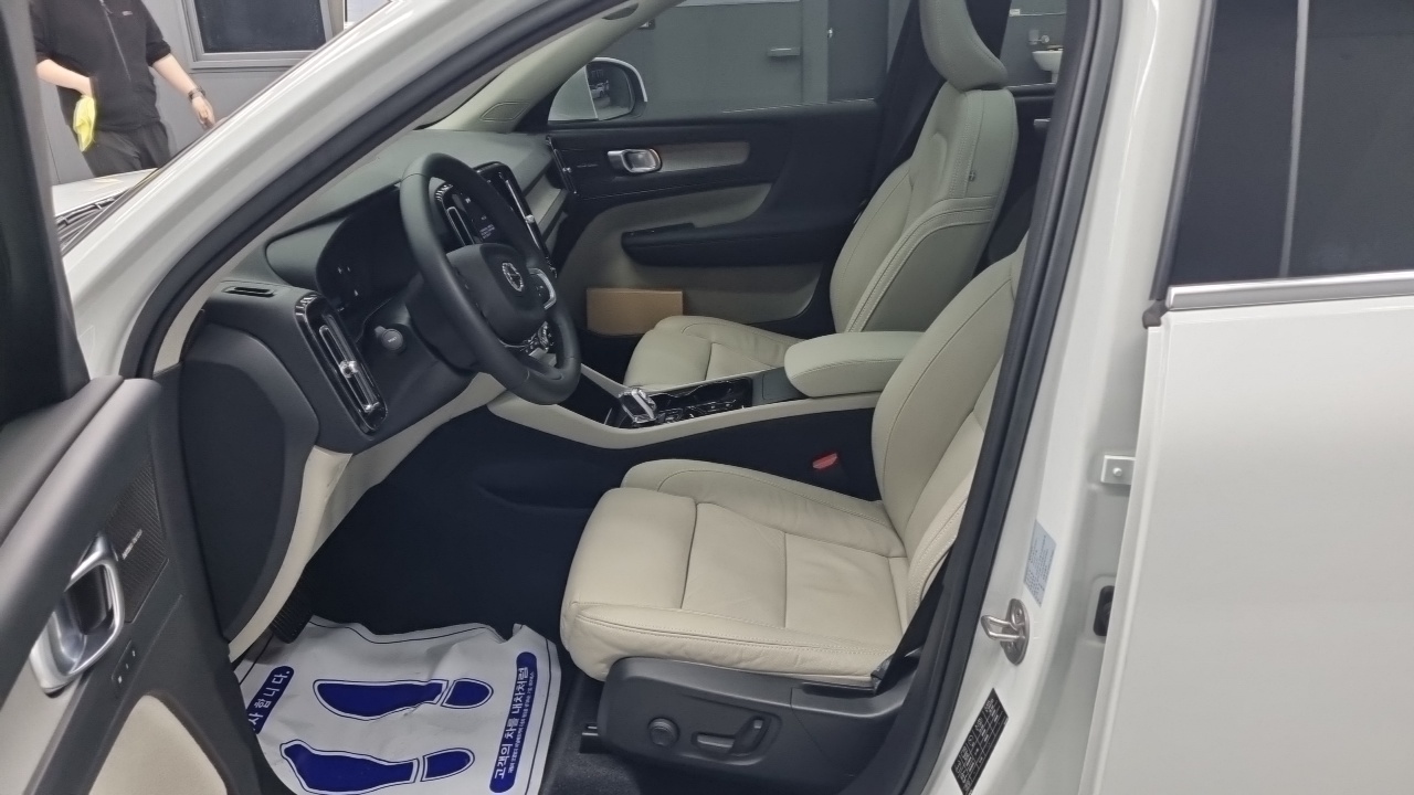 Volvo XC40 B4 Ultimate Bright 2023 — фото 10