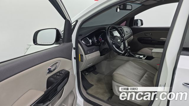 Kia Carnival 9-seater Prestige 2017 — фото 10