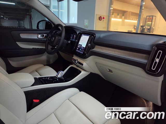 Volvo XC40 B4 Ultra Bright 2025 — фото 10