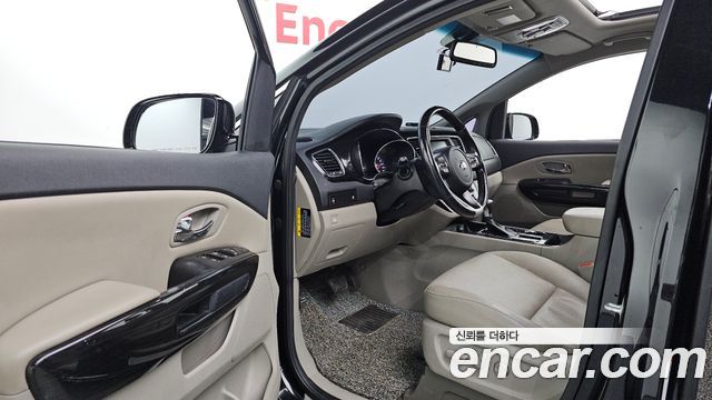 Kia Carnival 9-Seater Prstige 2019 — фото 10