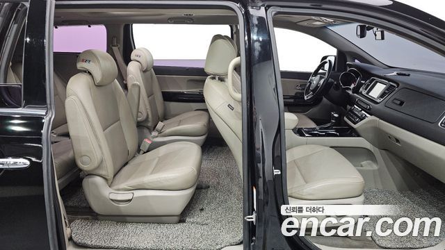 Kia Carnival 9-Seater Prstige 2019 — фото 11