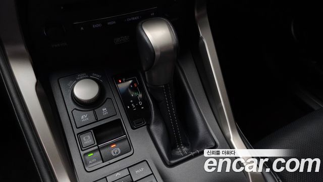 Lexus NX300h Executive 2017 — фото 9