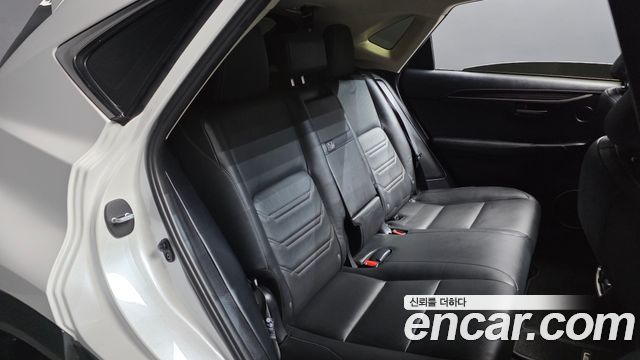 Lexus NX300h Executive 2017 — фото 12