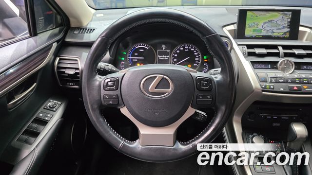 Lexus NX300h Executive 2017 — фото 13