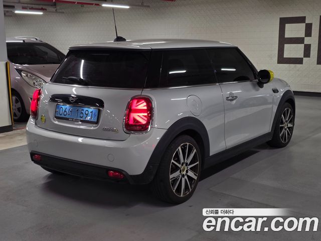 MINI Cooper Electric SE Classic 3rd 2023 — фото 2