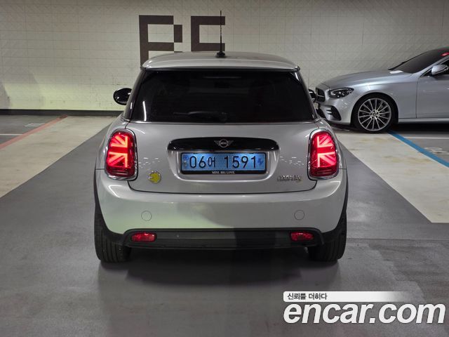 MINI Cooper Electric SE Classic 3rd 2023 — фото 4