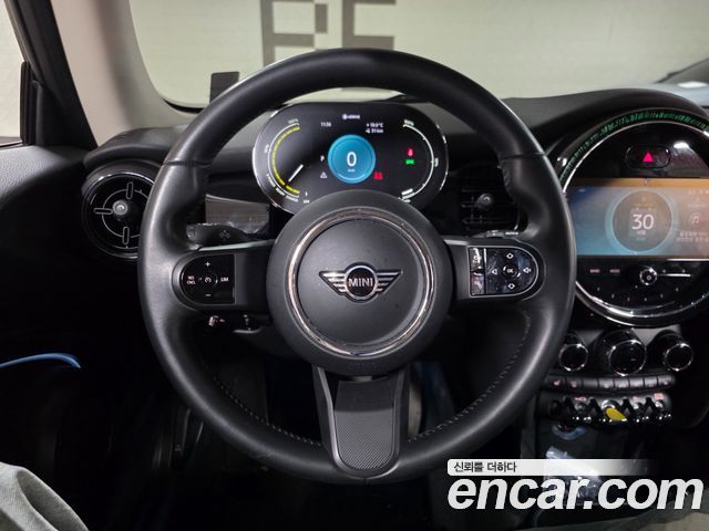 MINI Cooper Electric SE Classic 3rd 2023 — фото 15