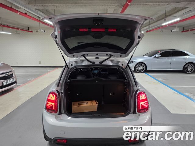 MINI Cooper Electric SE Classic 3rd 2023 — фото 24