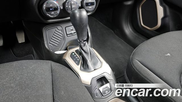 Jeep Renegade 2.4 Longitude 2016 — фото 9