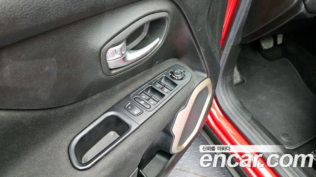 Jeep Renegade 2.4 Longitude 2016 — фото 16