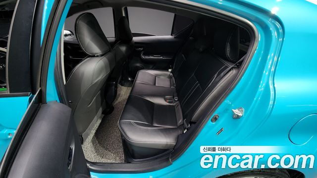 Toyota Prius C 1.5 2018 — фото 11