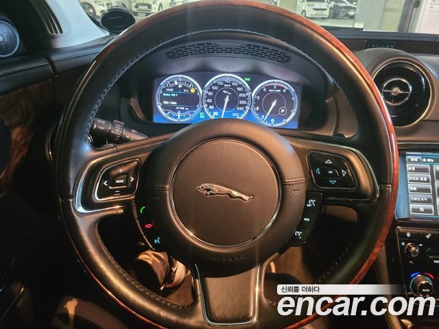 Jaguar XJ 3.0D Premium Luxury LWB X351 2013 — фото 18