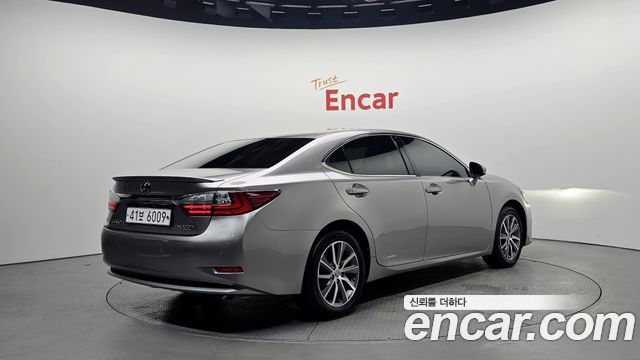 Lexus ES300h Executive XV60 2018 — фото 2
