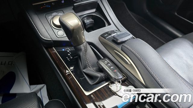 Lexus ES300h Executive XV60 2018 — фото 9