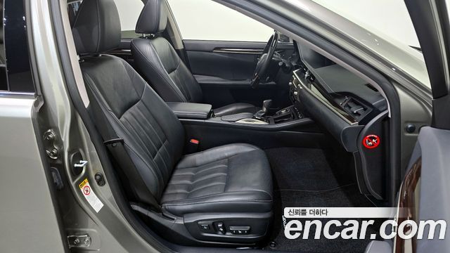 Lexus ES300h Executive XV60 2018 — фото 16