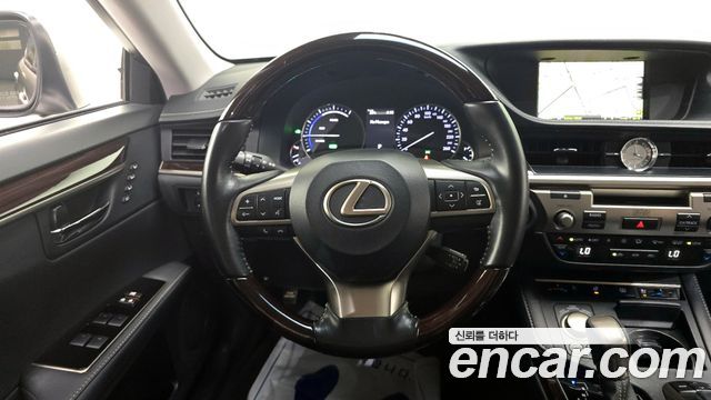 Lexus ES300h Executive XV60 2018 — фото 19