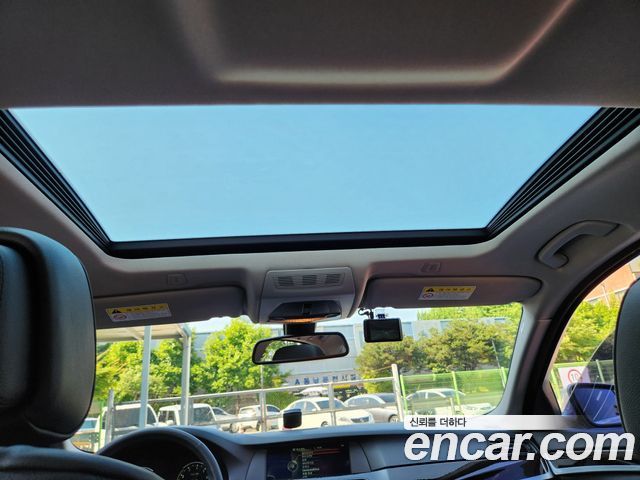 BMW 5 Series (F10) 528i 2013 — фото 8