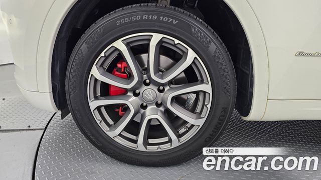 Maserati Levante 3.0 Diesel AWD GranLusso 2019 — фото 5