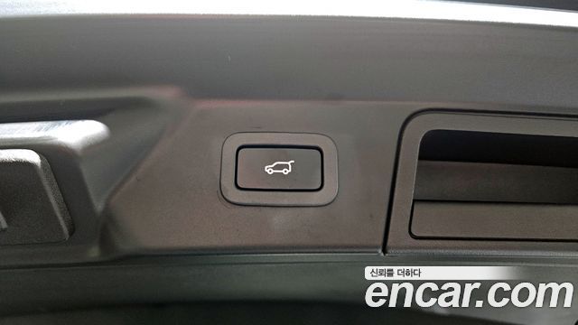 Land Rover Range Rover Velar 3.0 D300 R-Dynamic SE 2018 — фото 18