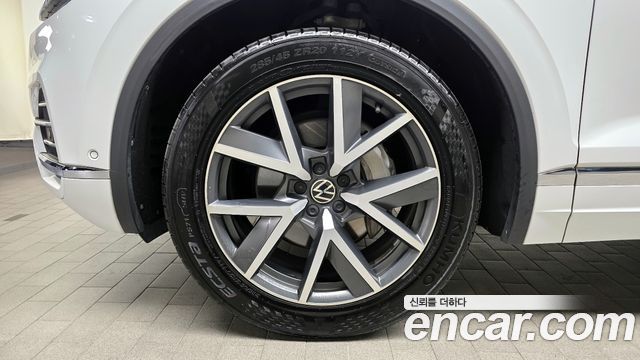 Volkswagen Touareg (III) 3.0 TDI Prestige 2022 — фото 5