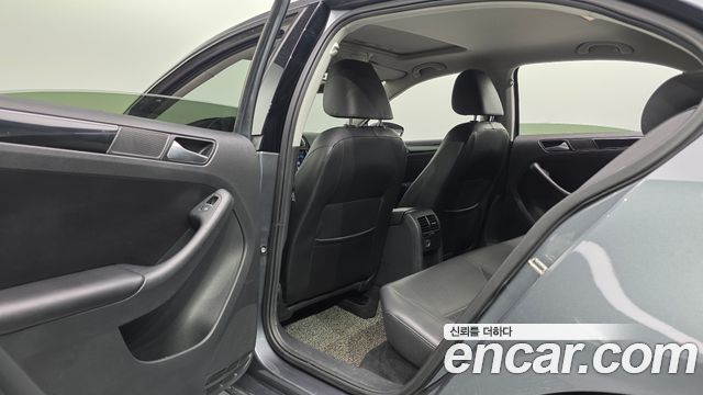 Volkswagen Jetta 2.0 TDI BlueMotion Premium 6th 2015 — фото 18