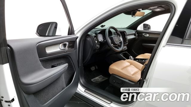 Volvo XC40 B4 Inscription 2021 — фото 10