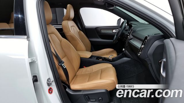 Volvo XC40 B4 Inscription 2021 — фото 11