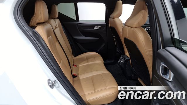 Volvo XC40 B4 Inscription 2021 — фото 12