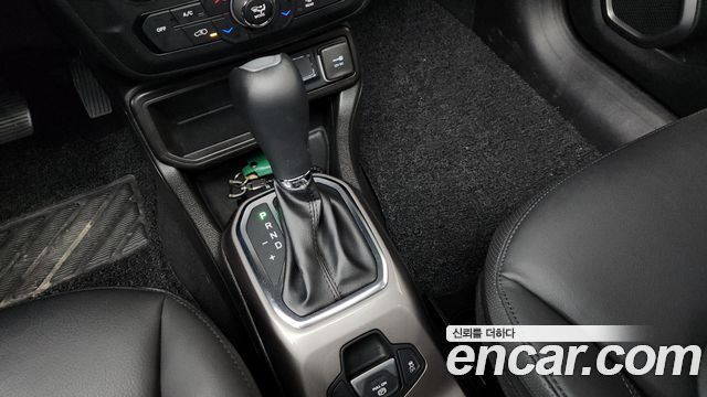 Jeep Renegade 1.3 Limited 2022 — фото 9