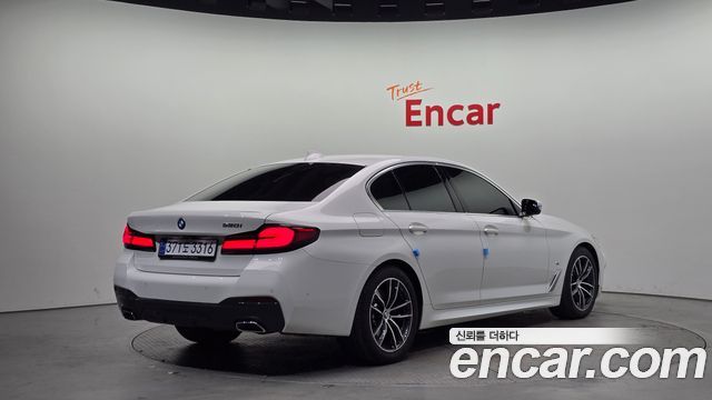 BMW 5 Series (G30) 520i M Sport 2023 — фото 2