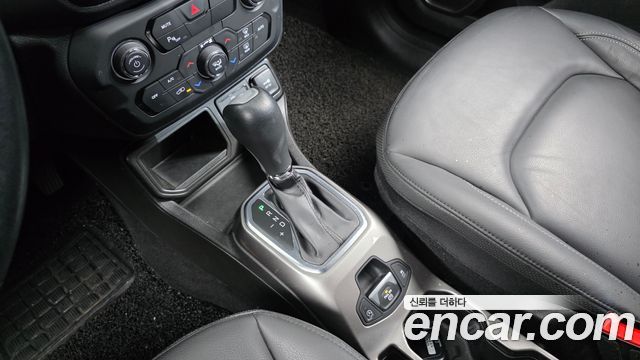 Jeep Renegade 1.3 Limited 2022 — фото 9