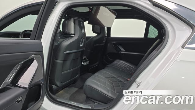 BMW 7 Series (G70) 740i sDrive Design Pure Excellence 2023 — фото 12