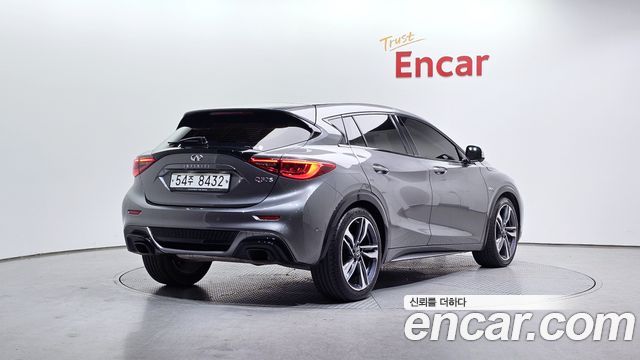 Infiniti Q30 2.0 Exclusive City Black 2017 — фото 2