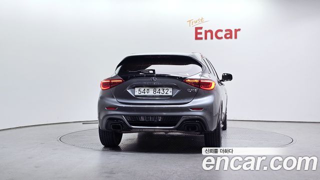 Infiniti Q30 2.0 Exclusive City Black 2017 — фото 4