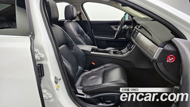 Jaguar XF (X260) 25t Prestige 2018 — фото 10