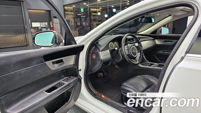 Jaguar XF (X260) 25t Prestige 2018 — фото 11