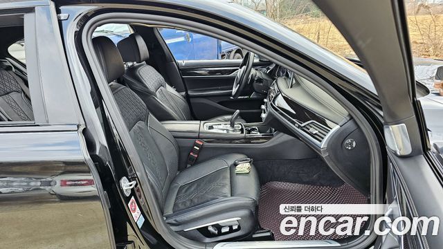 BMW 7 Series (G11) M760Li xDrive 2017 — фото 12
