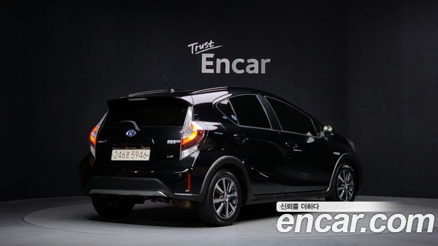 Toyota Prius C 1.5 Crossover 2020 — фото 2