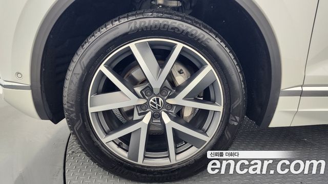 Volkswagen Touareg (III) 3.0 TDI Prestige 2023 — фото 5
