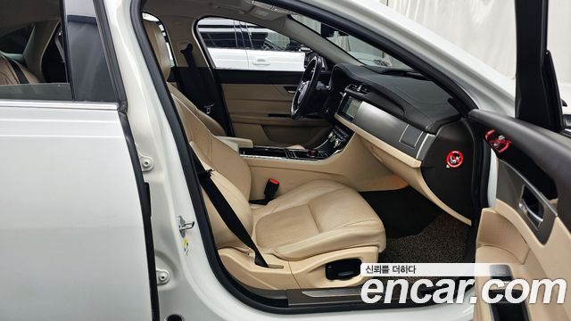 Jaguar XF (X260) 20d Prestige 2016 — фото 15