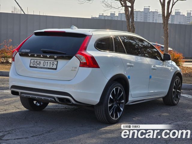Volvo V60 Cross Country T5 AWD 2016 — фото 8