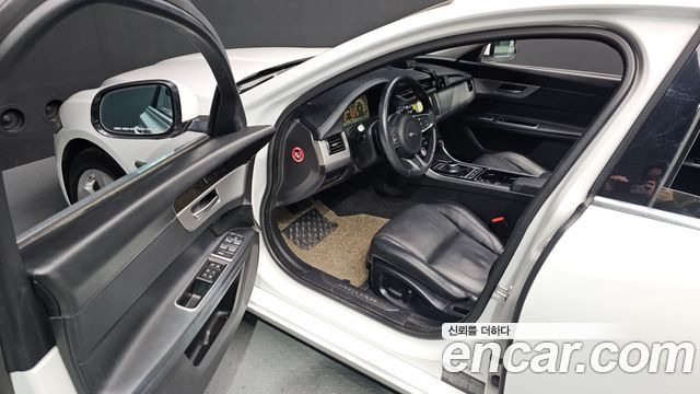 Jaguar XF (X260) 20d Prestige AWD 2018 — фото 10