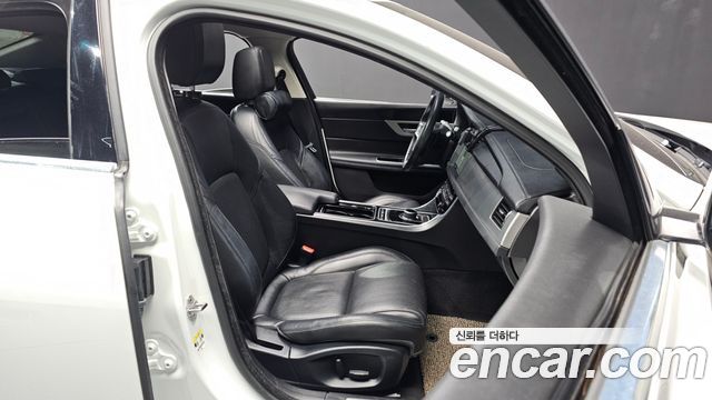 Jaguar XF (X260) 20d Prestige AWD 2018 — фото 11