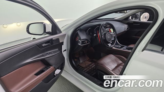 Jaguar XE 20d Portfolio 2016 — фото 11