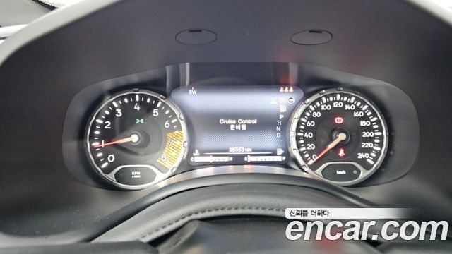 Jeep Renegade 2.4 Limited 2021 — фото 8