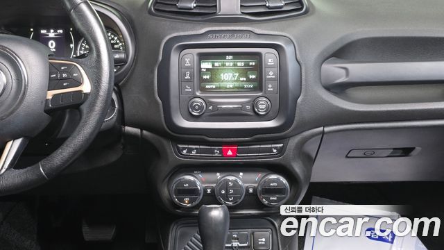 Jeep Renegade 2.4 Longitude 2016 — фото 14