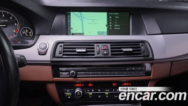 BMW 5 Series (F10) 525d xDrive M Sport Touring 2012 — фото 13