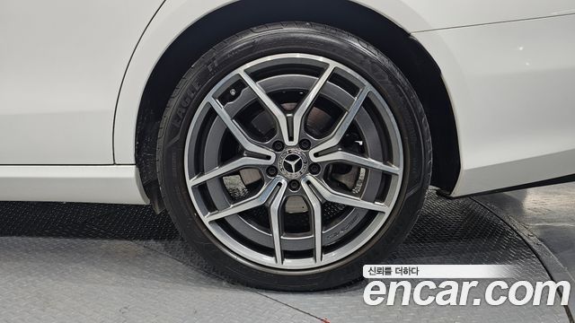 Mercedes-Benz E-Class (W213) E220d 4MATIC AMG Line 2022 — фото 5
